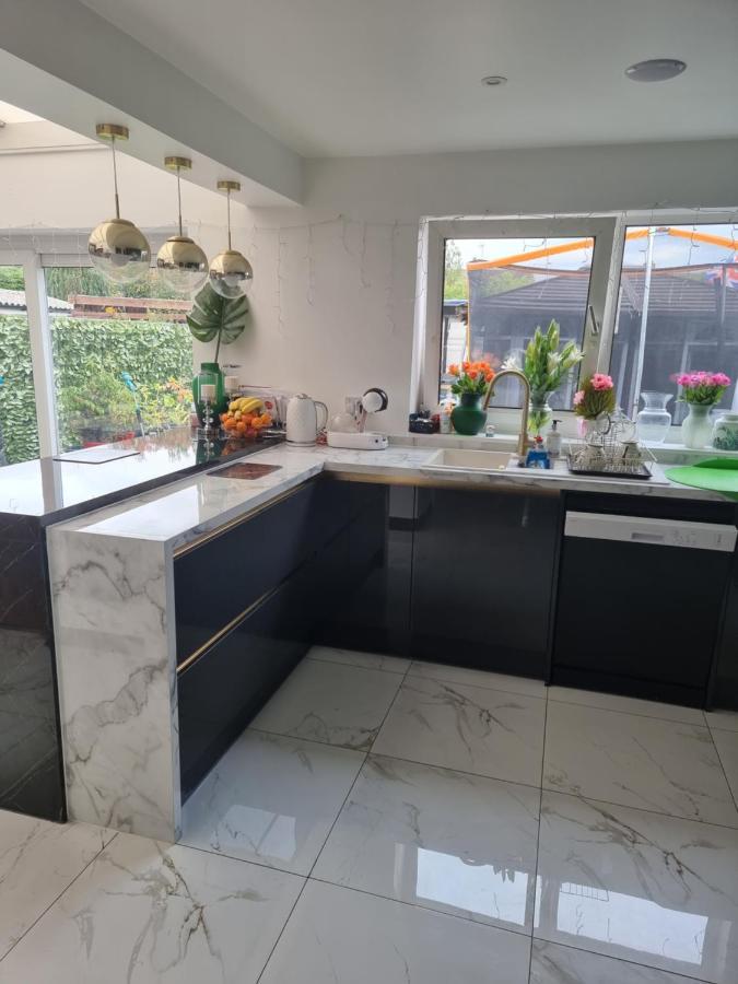 Отель Hollybush Private House Лутон Экстерьер фото